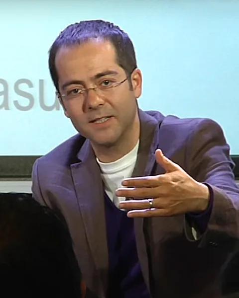 René Dechamps Otamendi, consultor de inteligencia artificial en la Sierra Norte de Madrid, hablando en un acto profesional.
